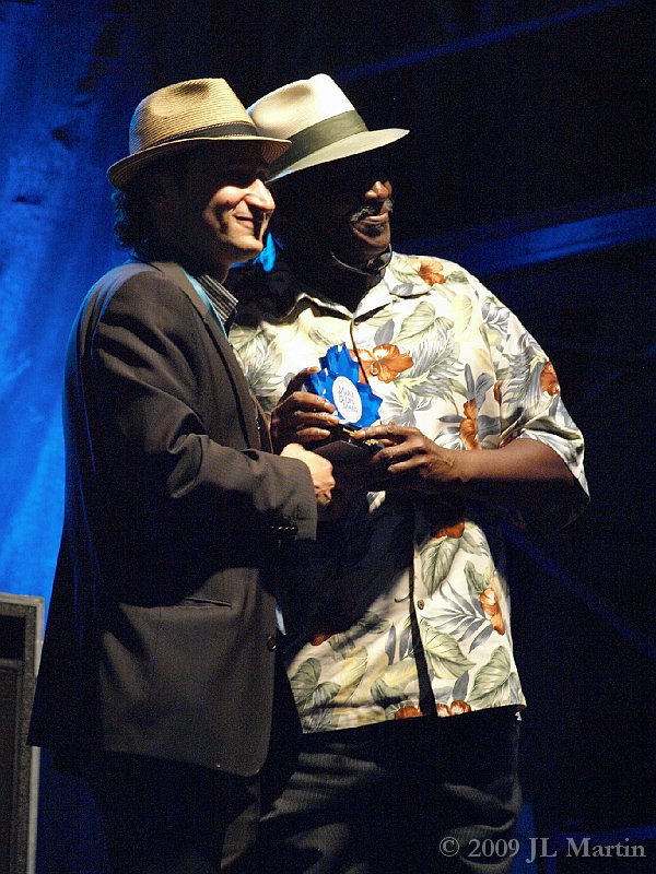 008Luminato_Taj Mahal_Receive_Maple Blues Award.JPG